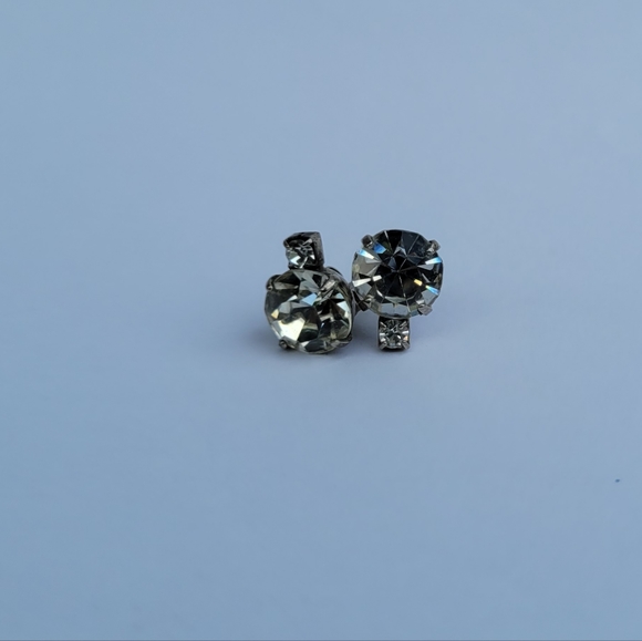 Two diamond stud earrings - Picture 2 of 3